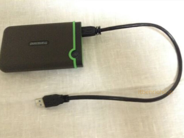 トランセンドのポータブルHDD「TS2TSJ25M3S」USB3.1タイプAを接続